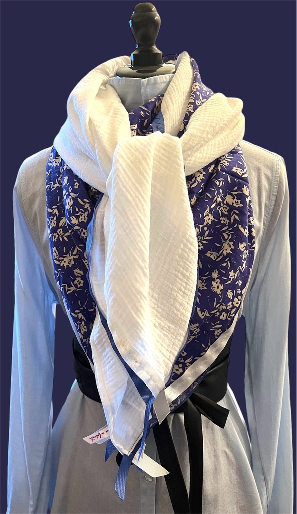 Foulard 4 carrés fleuri bleu et blanc
