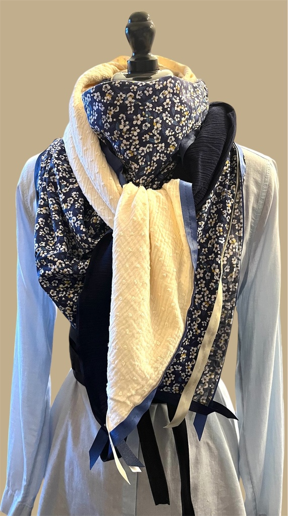 Foulard 4 carrés, fleuri, bleu marine et crème